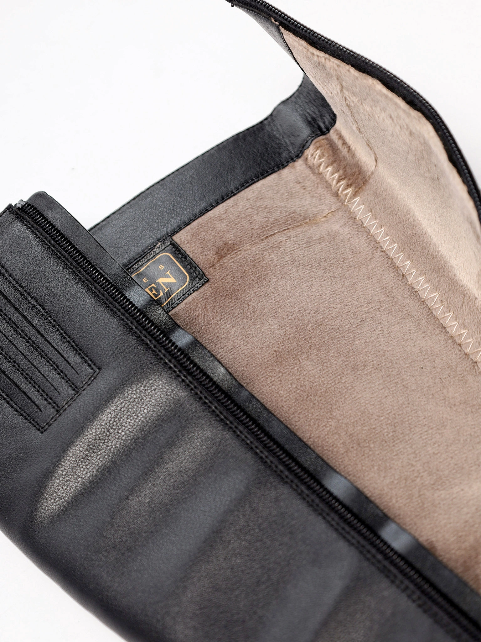 Сапоги черного цвета из натуральной кожи на высоком каблуке